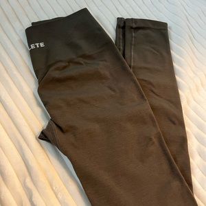 ALPHALETE Amplify Legging in Mocha